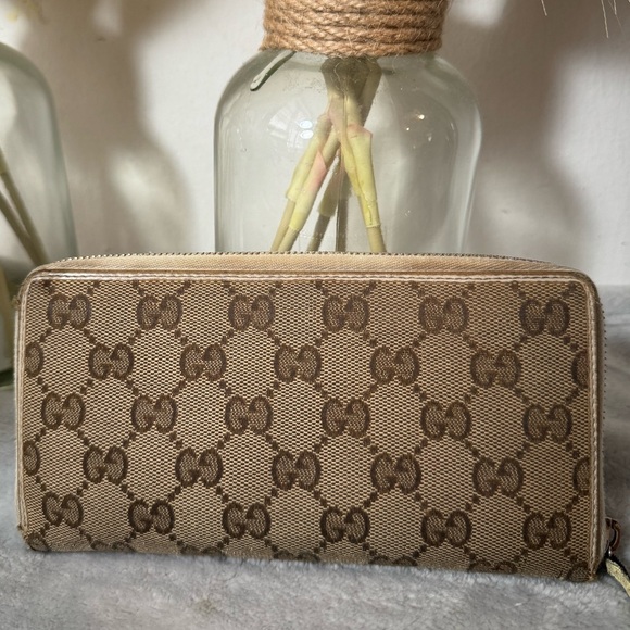 GIVEAWAY 🤍Gucci Canvas Sherry line Wallet🤍 - Picture 2 of 13